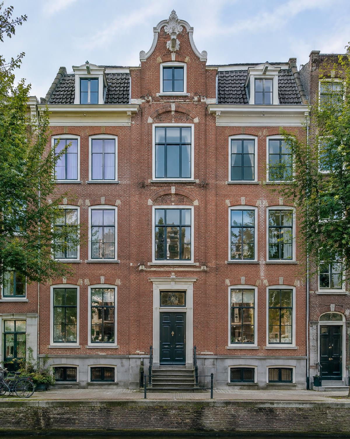 Klassiek Nederlands herenpand met gerestaureerde bakstenen gevel